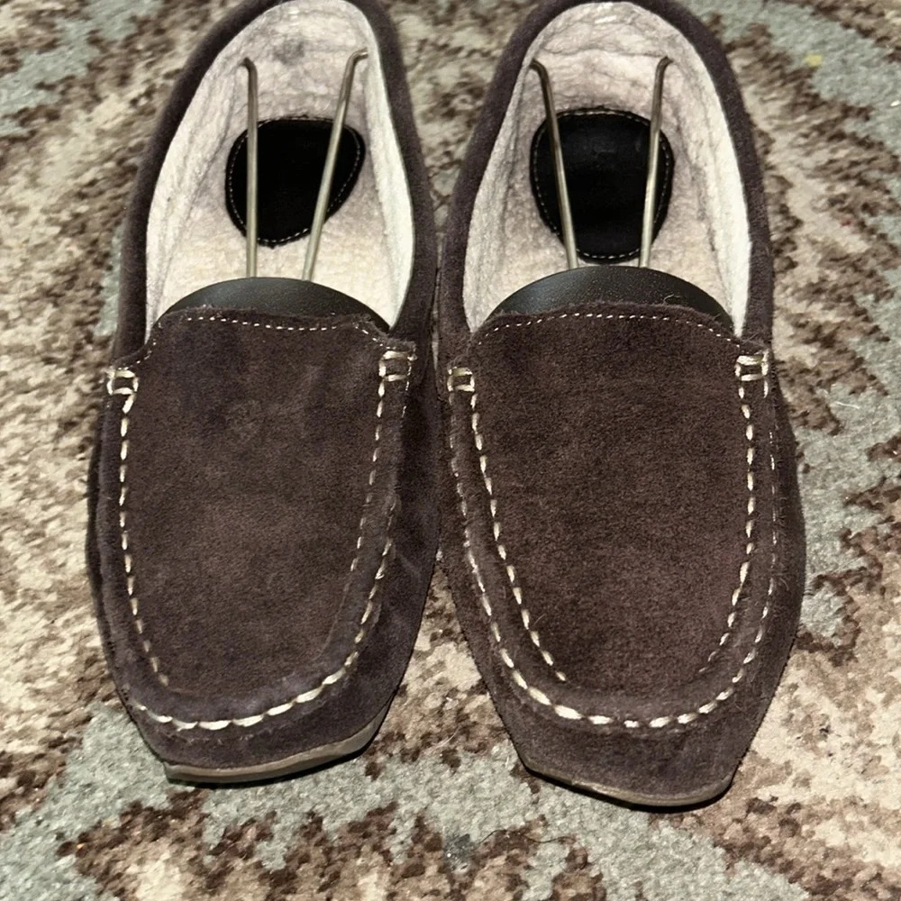 Women L L Bean slippers in a size 8.